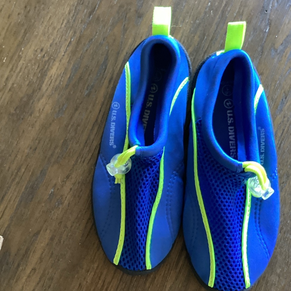Kids size 1 US Divers water shoes